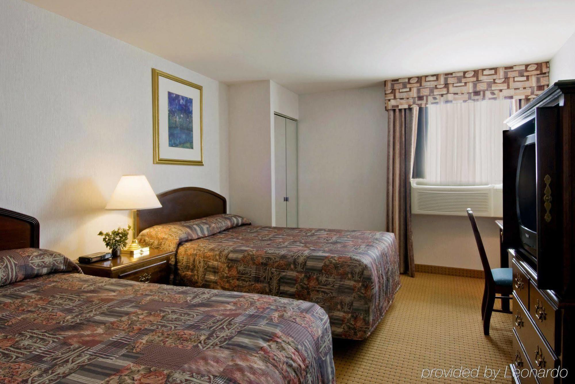 Holiday Inn Express & Suites Toronto Airport West, An Ihg Hotel Мисисага Екстериор снимка